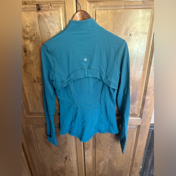 Lululemon size 8 define jacket. EUC - Picture 3 of 5